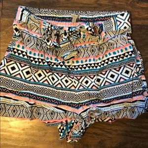 Flows geometric shorts